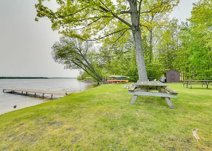 Hike + Snow Play! Waterfront Paradise Lake Retreat